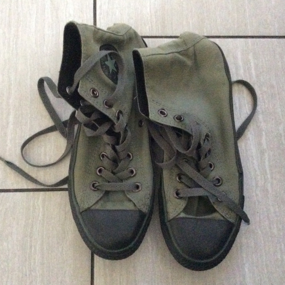 Army green converse Hightop Men’s 7 Women’s 8.5